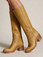 Bota alta estilo vaquero, color café dorado, vista frontal