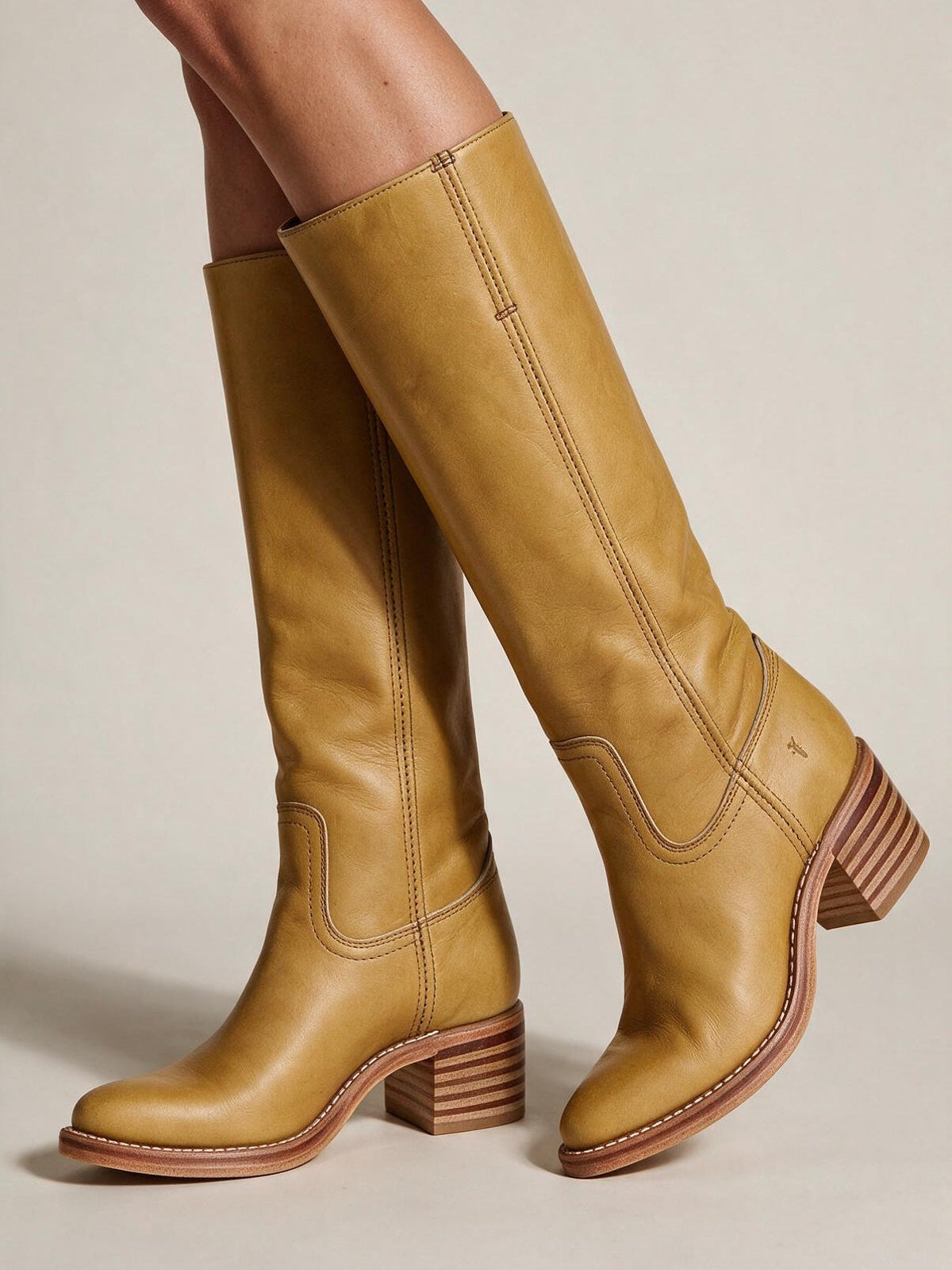 Bota alta estilo vaquero, color café dorado, vista frontal