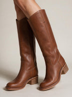 Bota alta estilo vaquero, color café, vista frontal