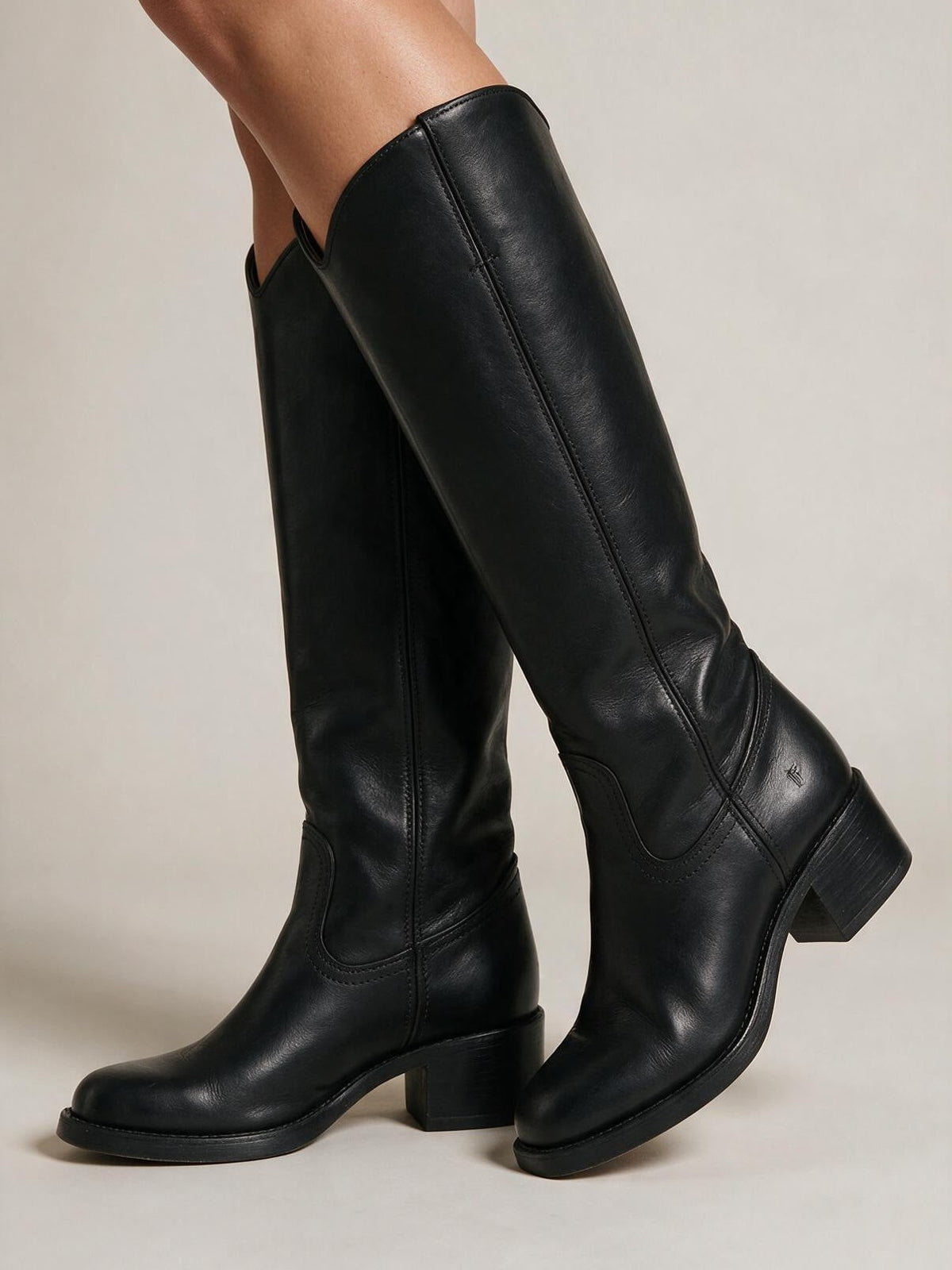 Bota alta estilo vaquero, color negro, vista frontal