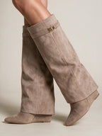 Botas altas de caña amplia, color beige, vista frontal