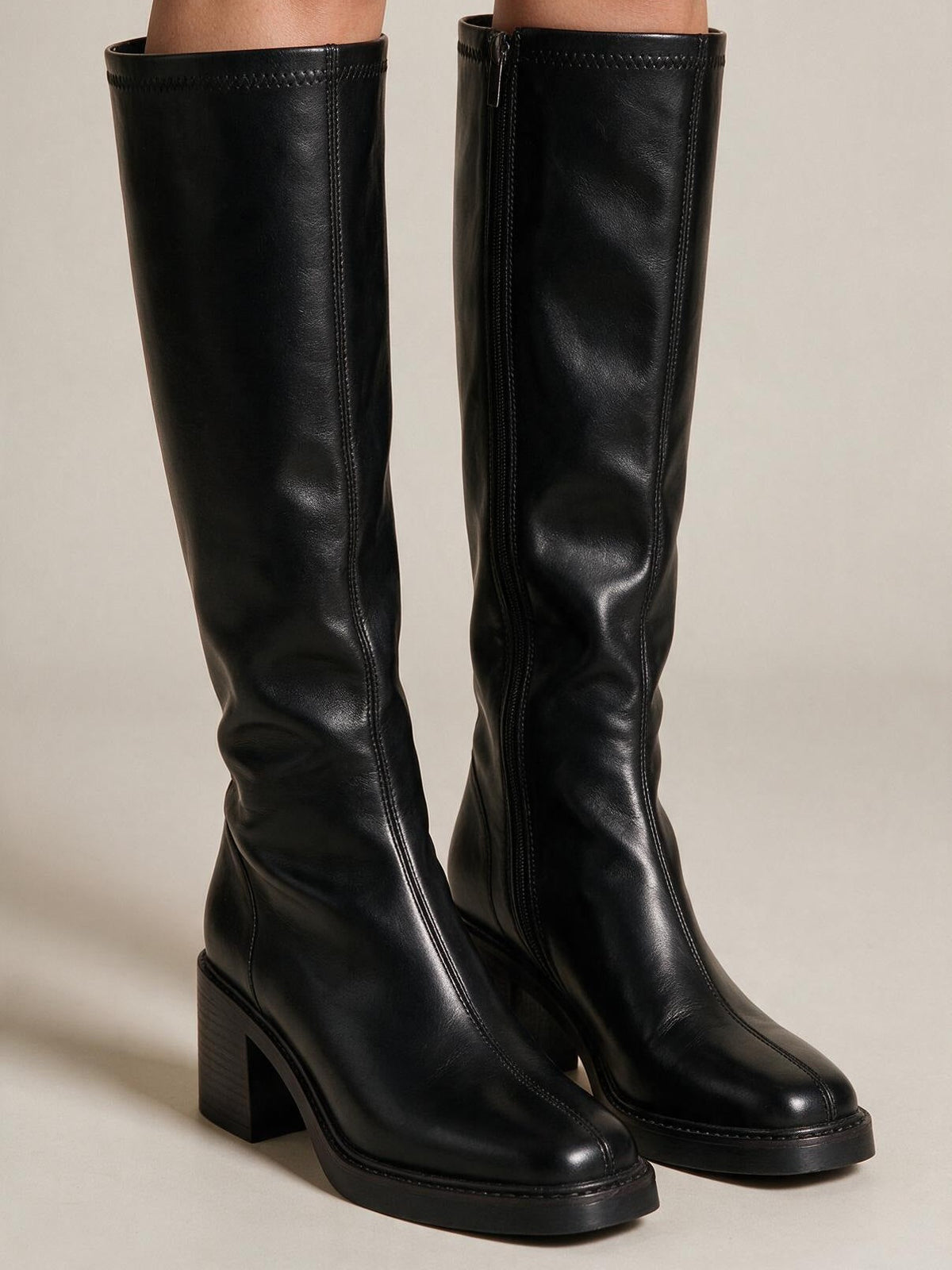 Botas altas de caña suave, color negro, vista frontal