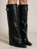 Botas altas de piel negra, vista frontal
