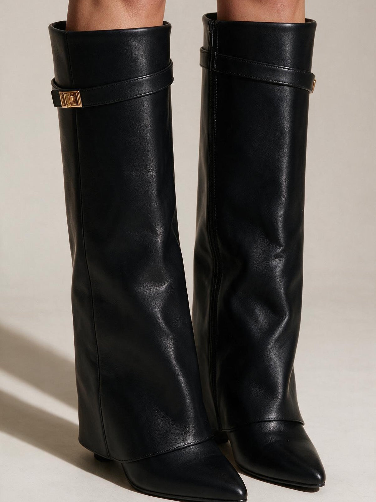 Botas altas de piel negra, segunda vista