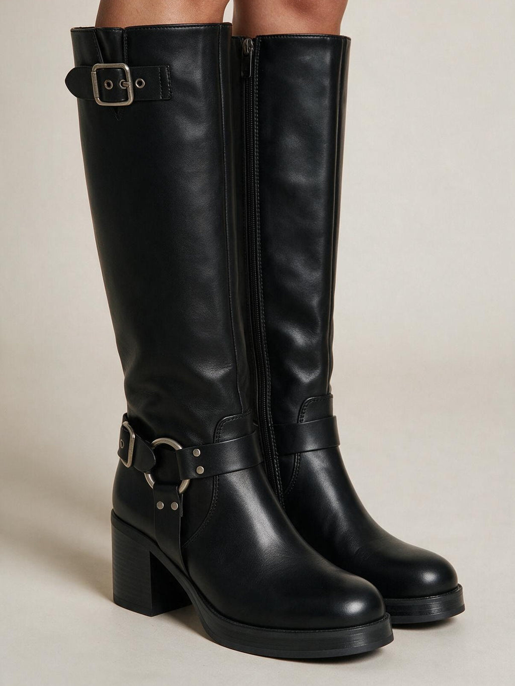 Botas altas de tacón estable, color negro, vista frontal