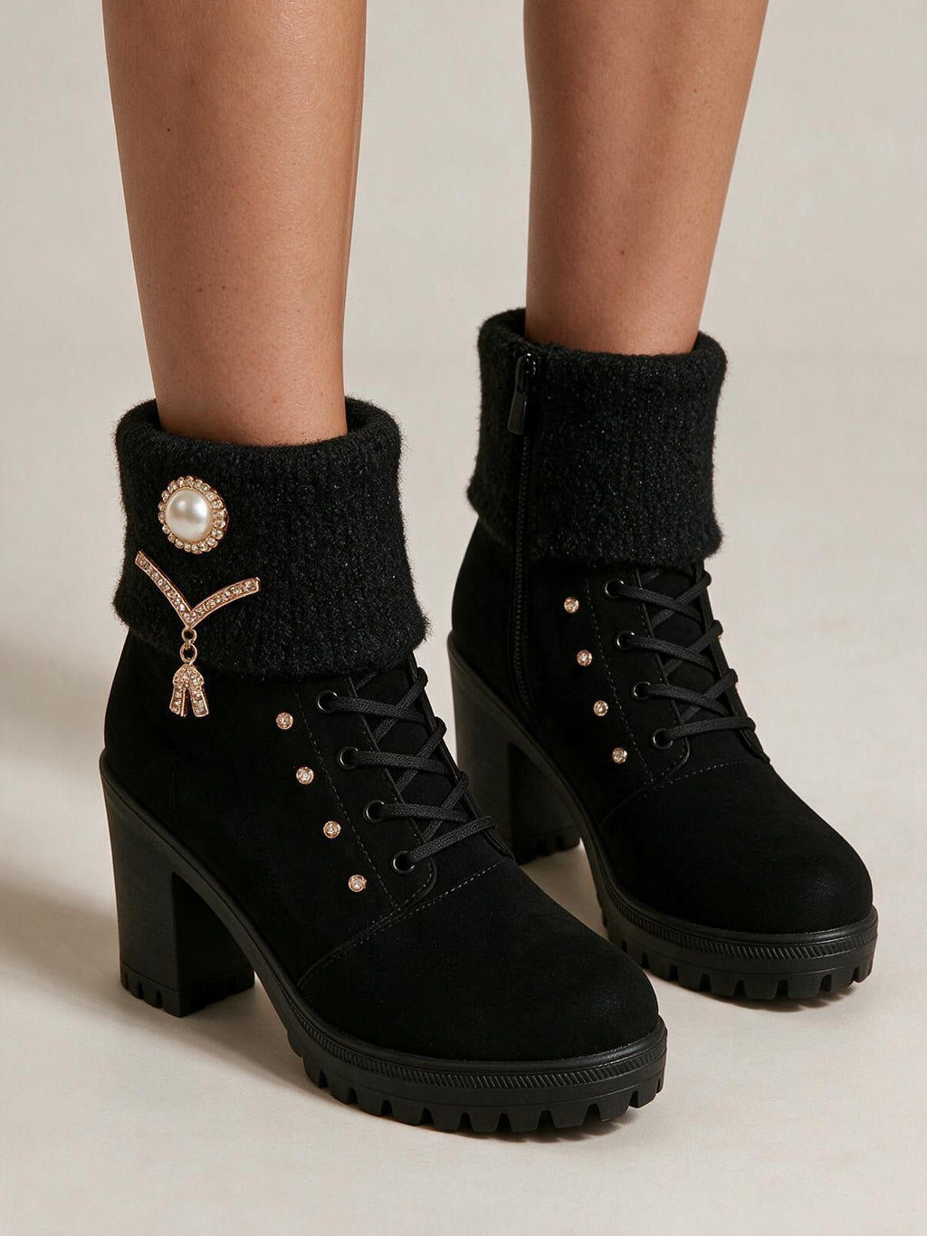 Botas forradas de tacón ancho, color negro, vista frontal