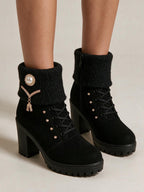 Botas forradas de tacón ancho, color negro, vista frontal