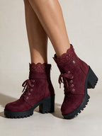 Botines con agujetas de tacón ancho, color vino, vista frontal