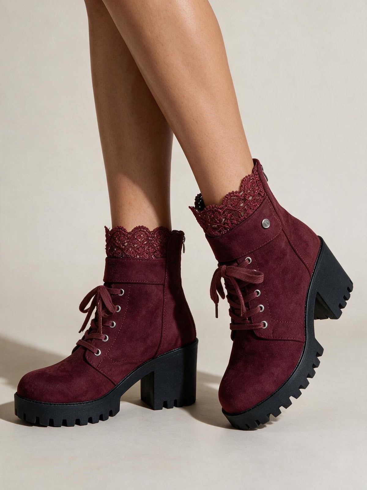 Botines con agujetas de tacón ancho, color vino, vista frontal