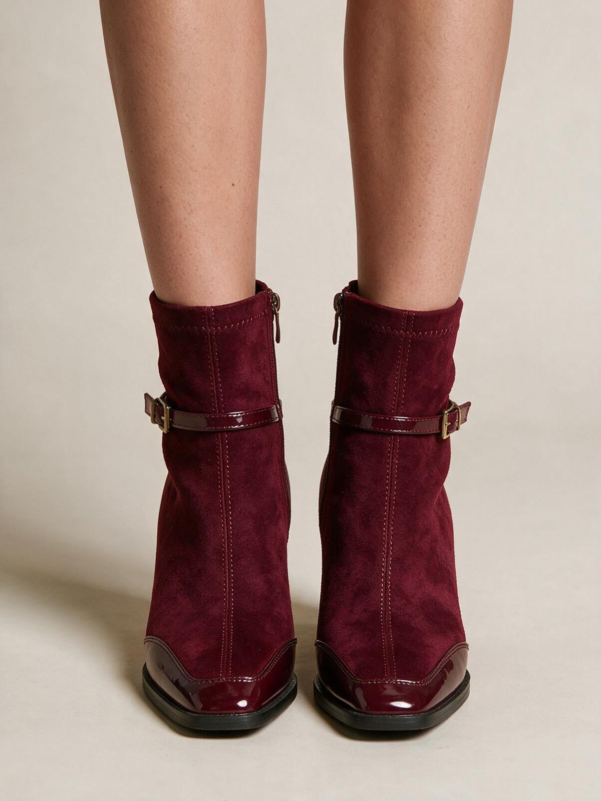 Botines efecto gamuza con hebilla, color vino, vista frontal
