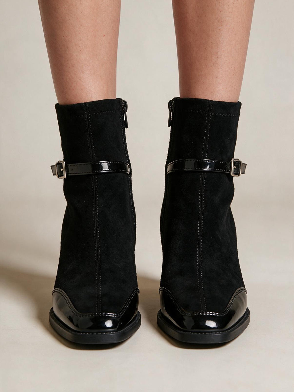 Botines efecto gamuza con hebilla, color negro, vista frontal
