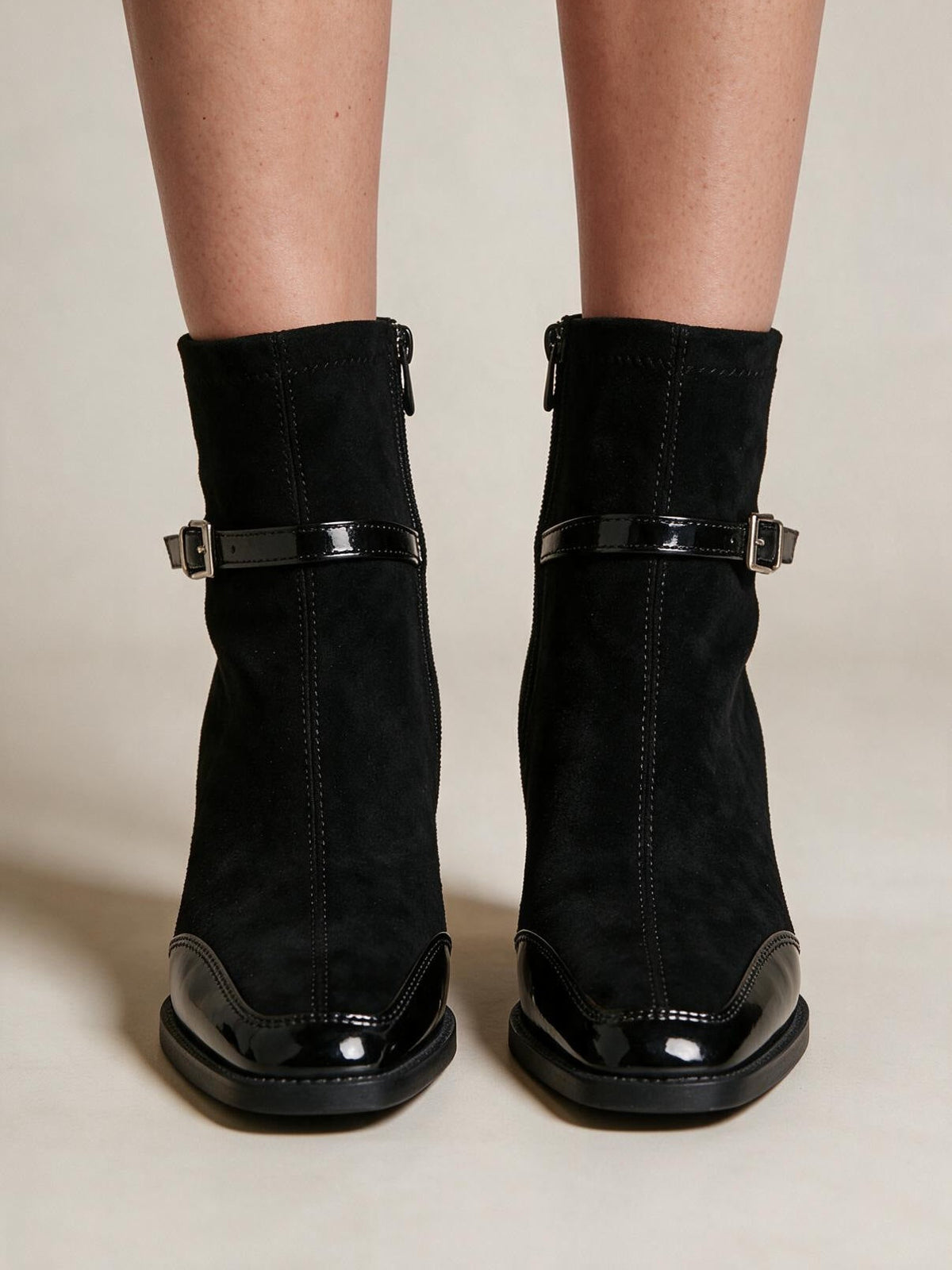 Botines efecto gamuza con hebilla, color negro, vista frontal