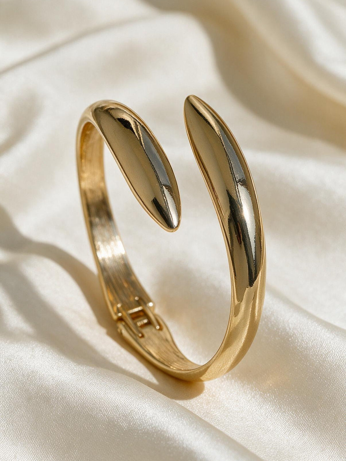 Brazalete abierto, color dorado, vista frontal