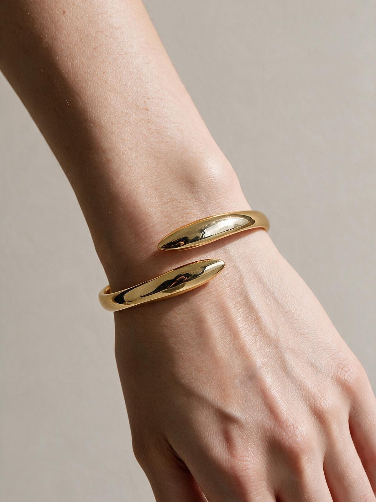 Brazalete abierto, color dorado, segunda vista