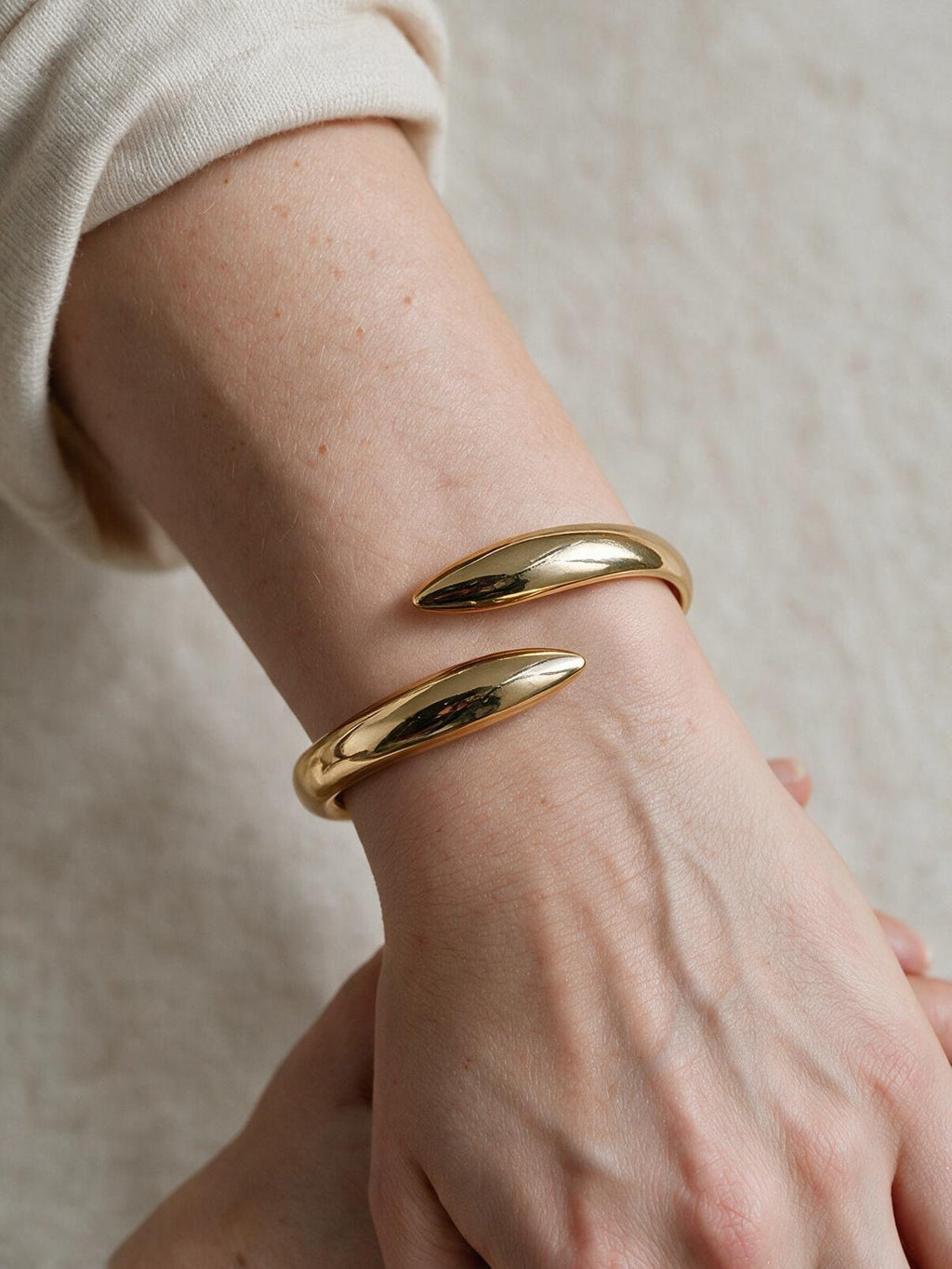 Brazalete abierto, color dorado, tercera vista