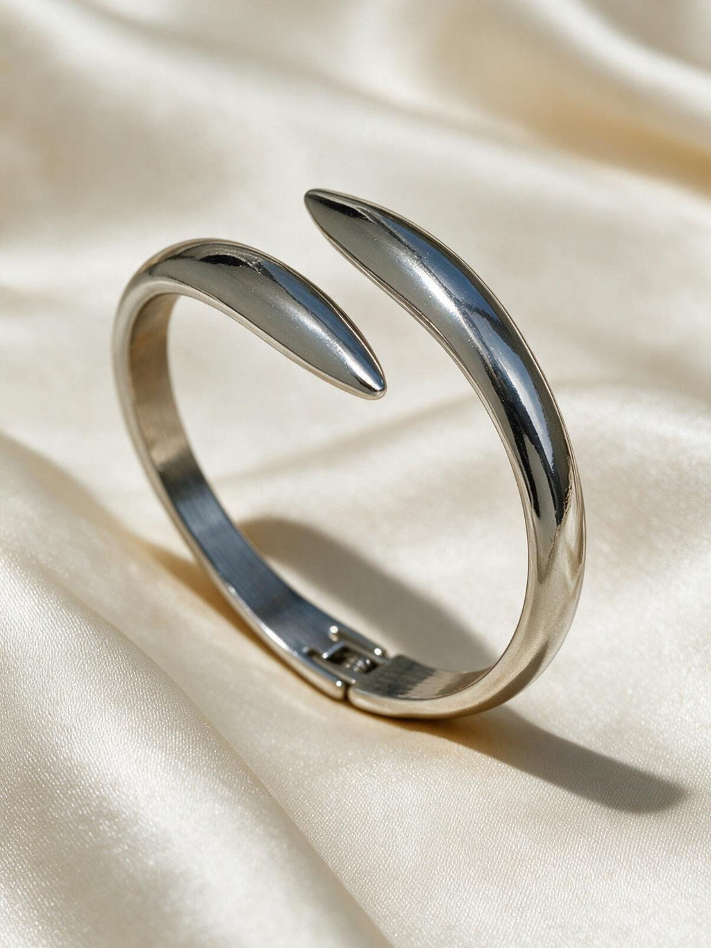 Brazalete abierto, color plateado, vista frontal