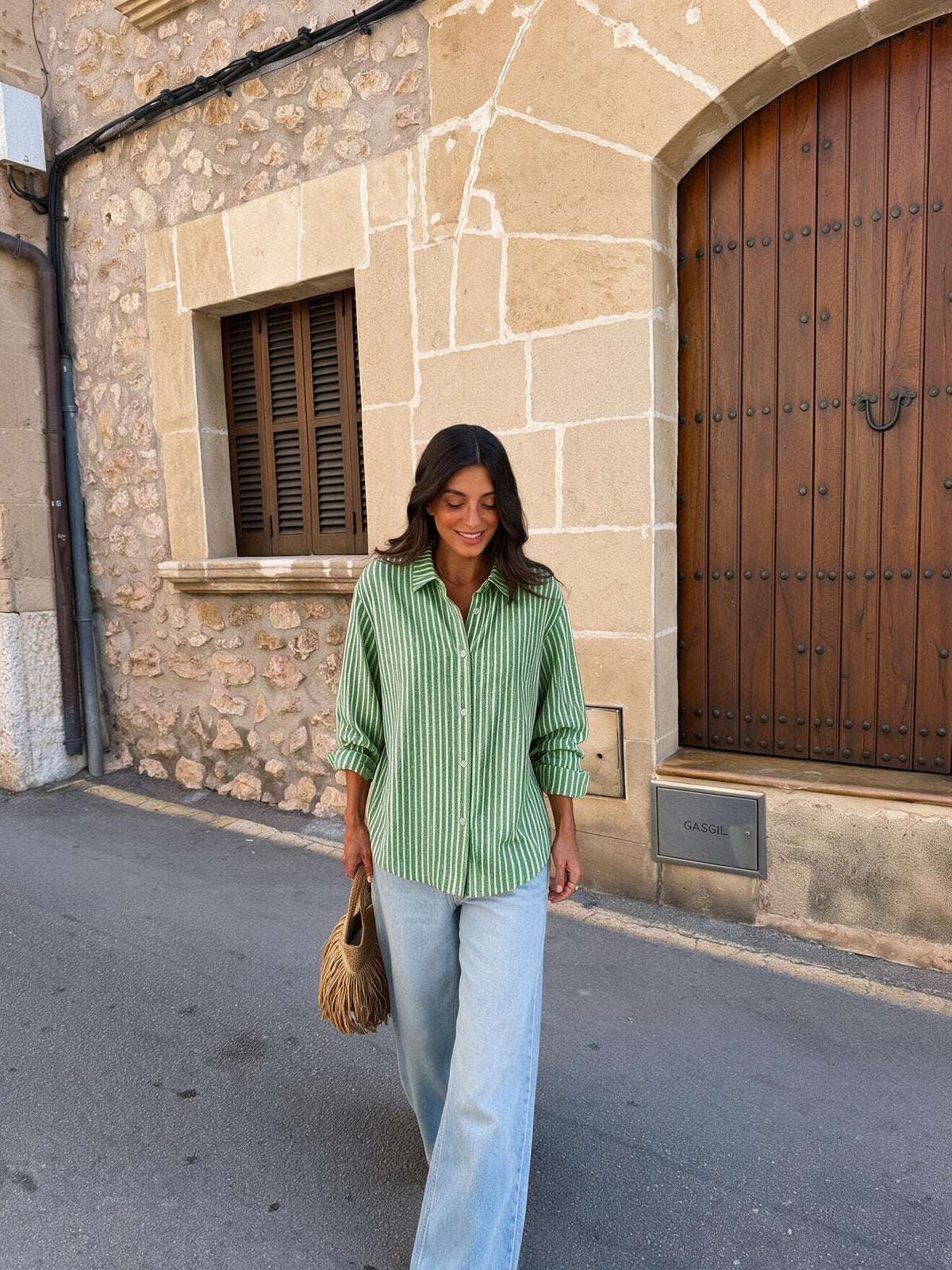 Camisa de rayas verticales, color verde, vista frontal