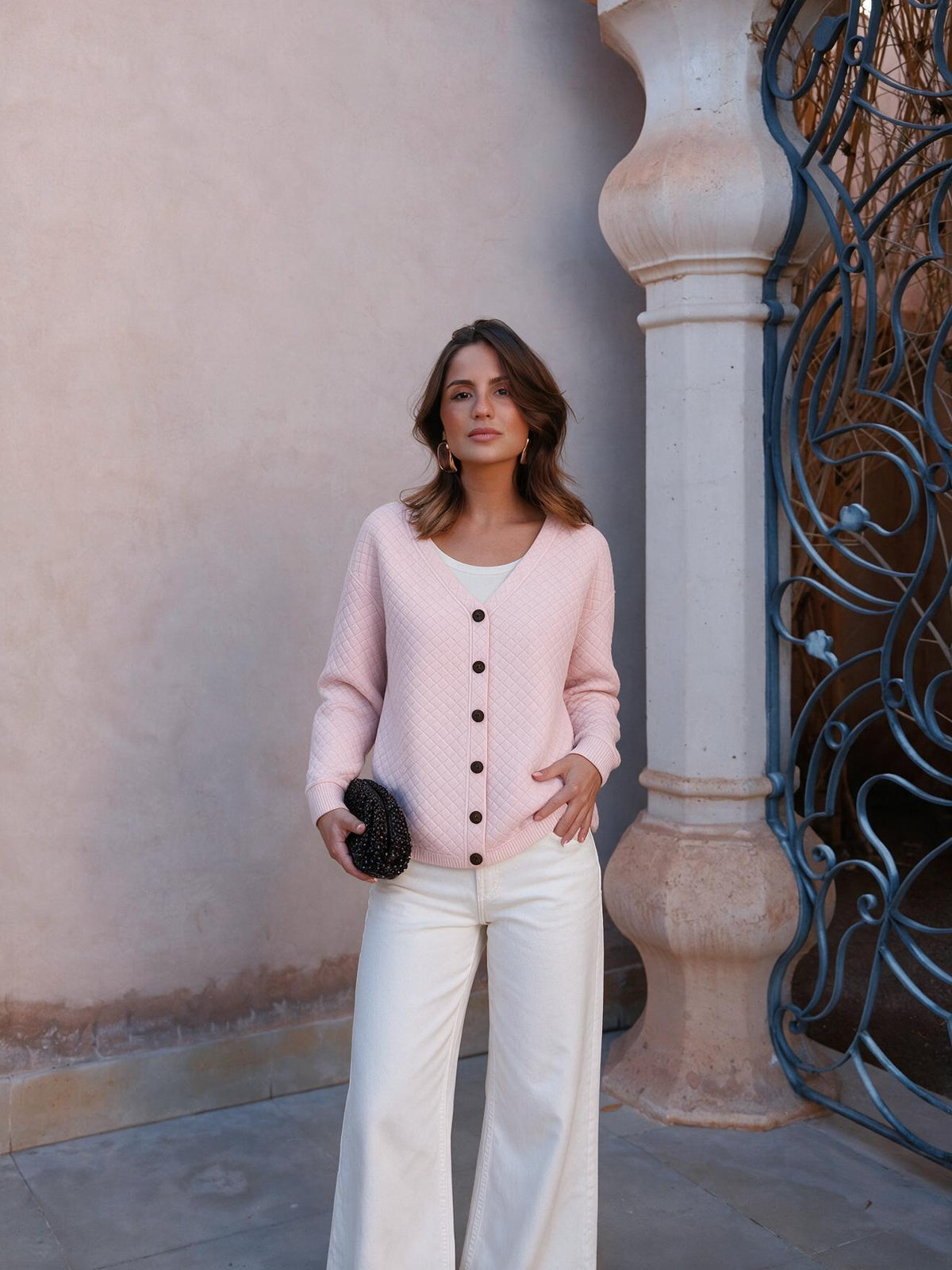 Cárdigan de tejido acolchado con patrón de rombos, color rosa, vista frontal
