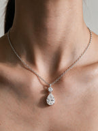 Collar con dije en forma de gota, segunda vista