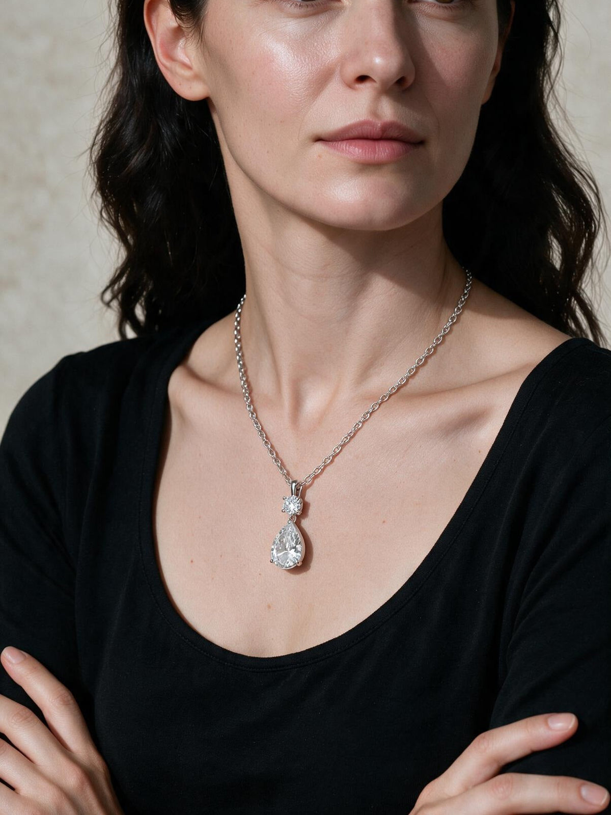 Collar con dije en forma de gota, tercera vista