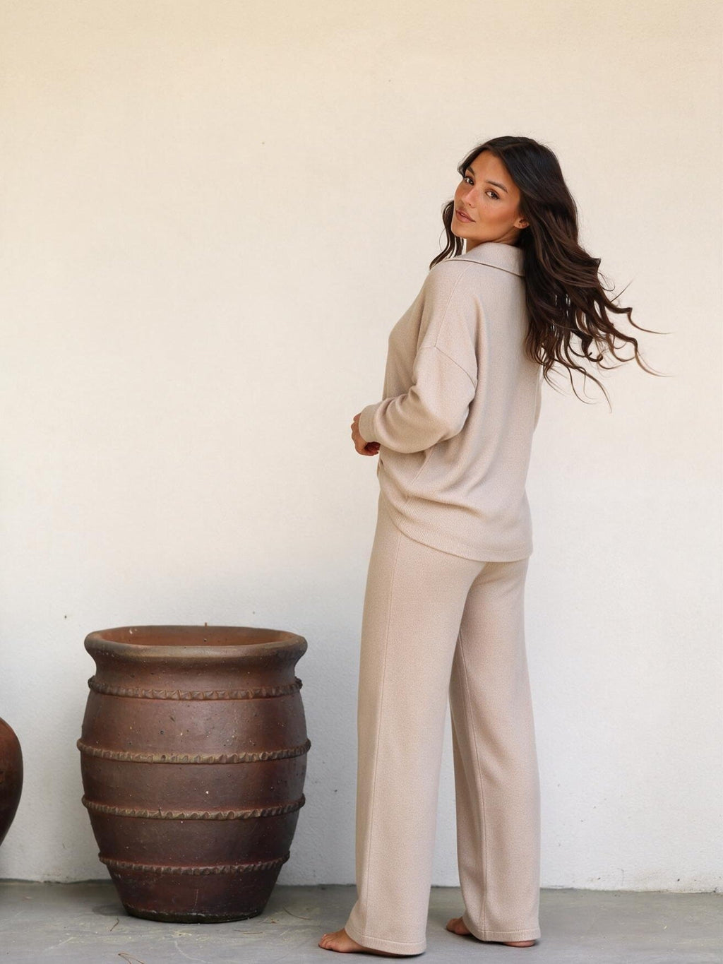 Conjunto de dos piezas tejido, color beige, vista trasera