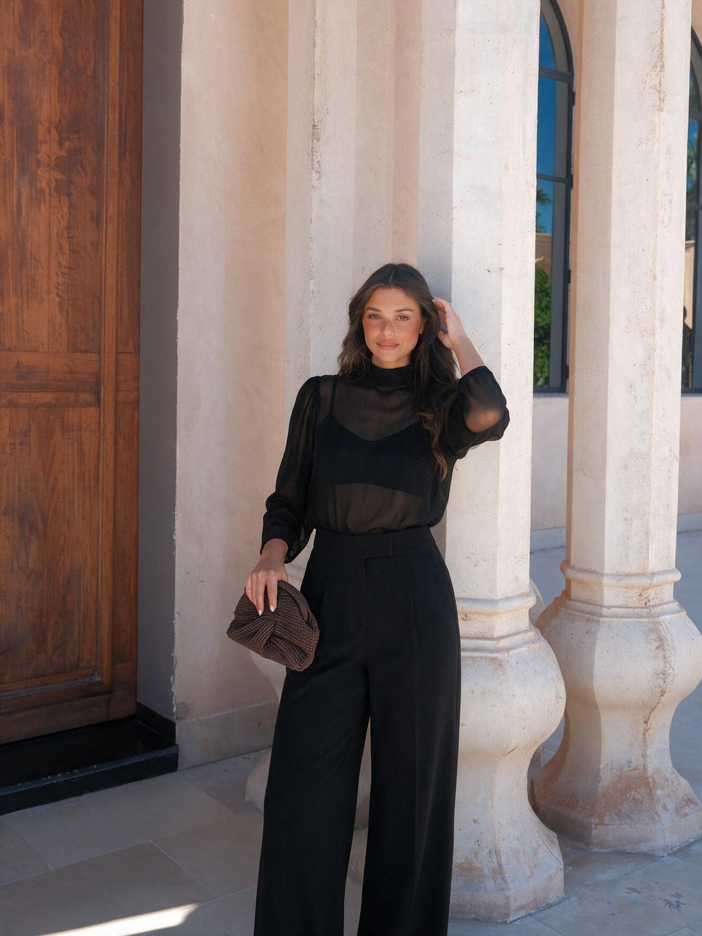 Conjunto elegante con pantalón amplio, vista frontal