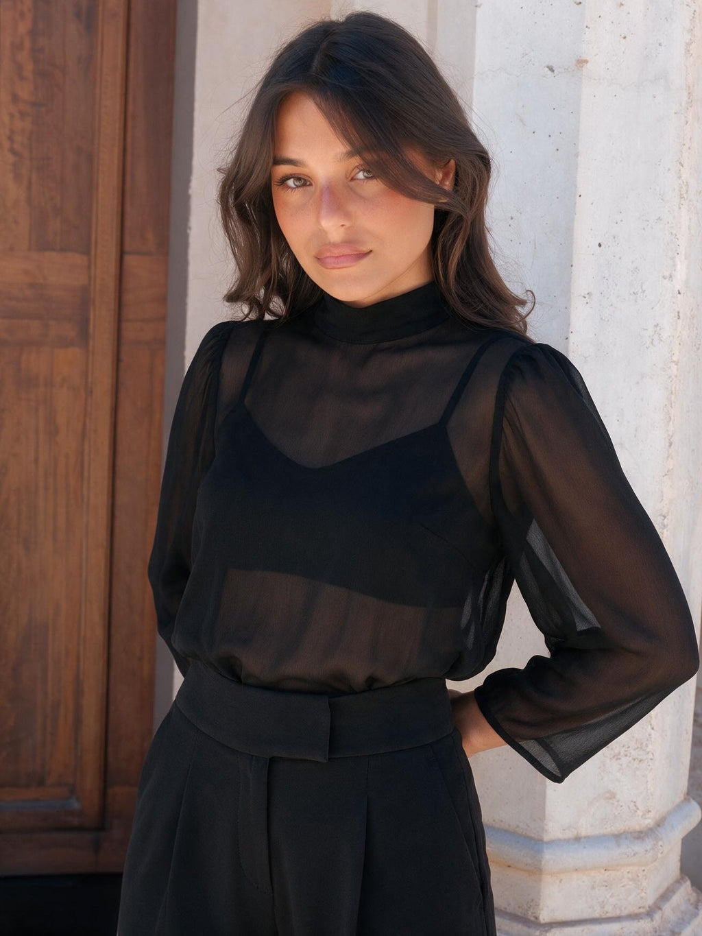 Conjunto elegante con pantalón amplio, vista frontal (2)