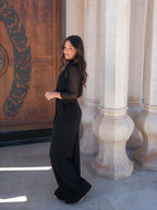 Conjunto elegante con pantalón amplio, vista lateral