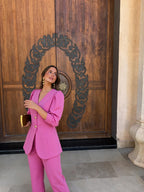 Conjunto elegante de líneas limpias, color rosa oscuro, vista frontal