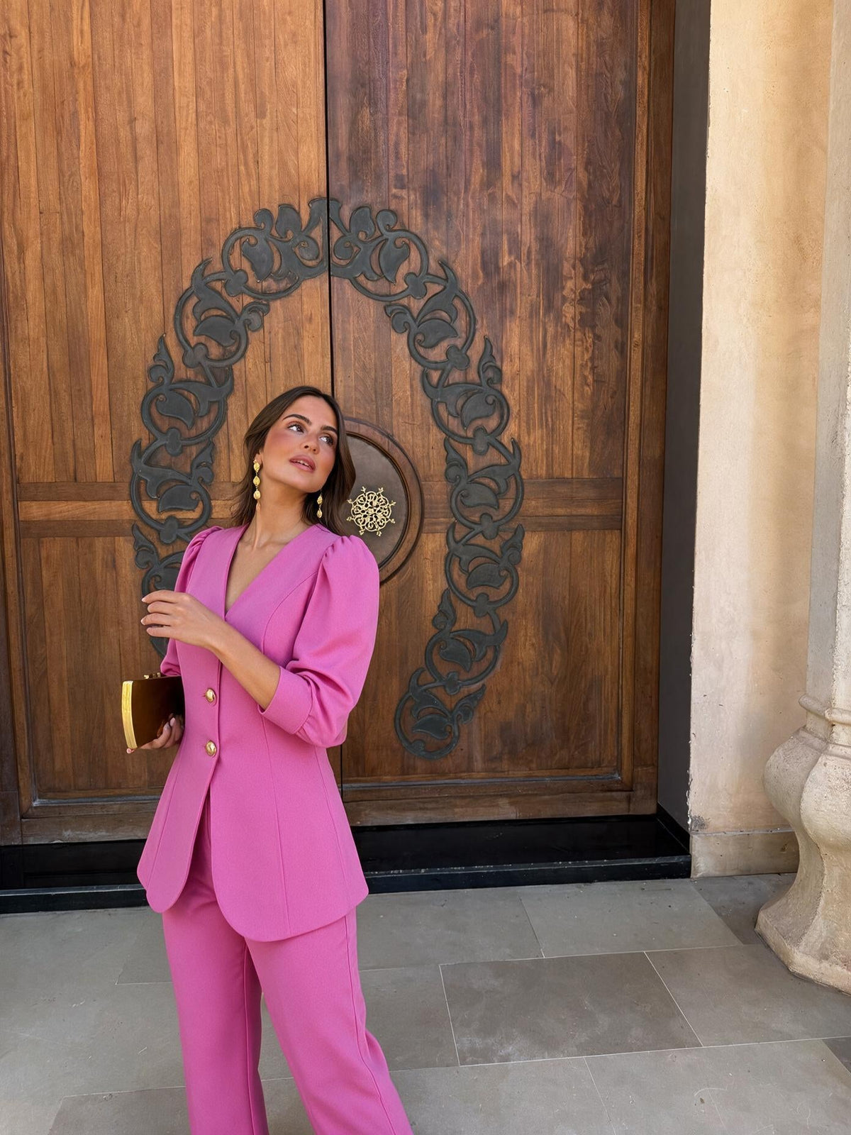Conjunto elegante de líneas limpias, color rosa oscuro, vista frontal