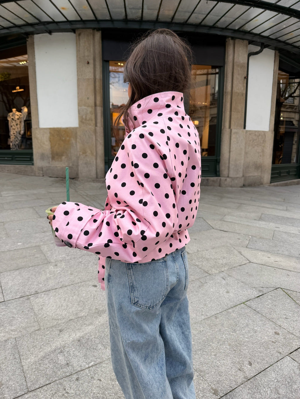 Gabardina corta de lunares, Rosa, segunda vista