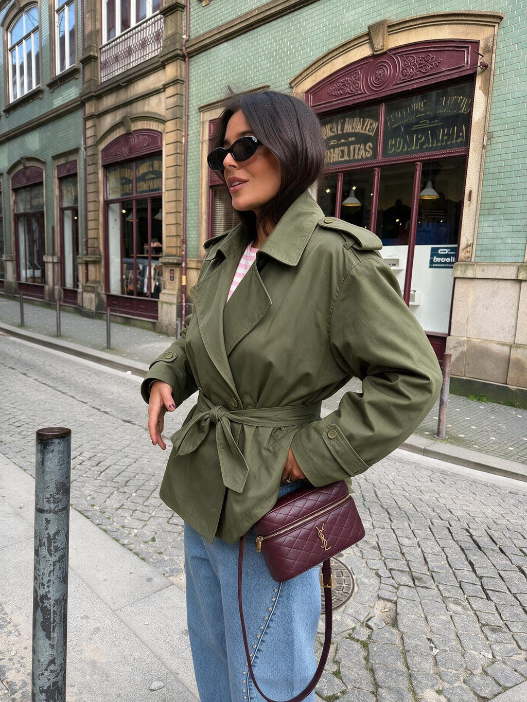 Gabardina cruzada con solapas anchas, color verde, tercera vista