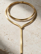 Gargantilla con cadena escultural, color dorado, vista frontal