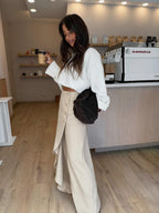 Jeans de mezclilla de pierna ancha, color beige, vista frontal