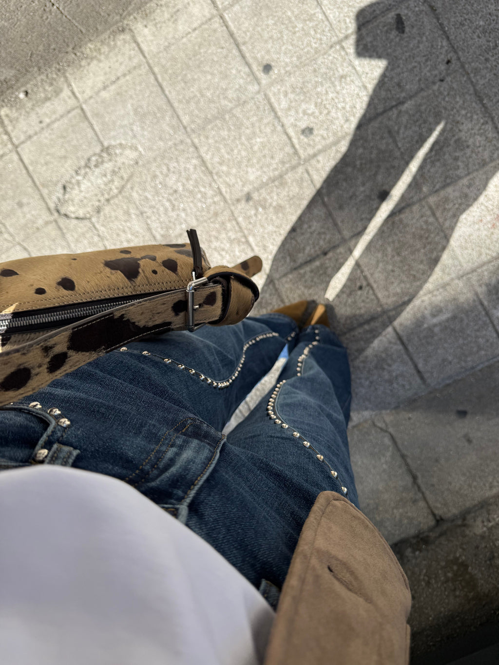 Jeans de pierna ancha con estoperoles, quinta vista