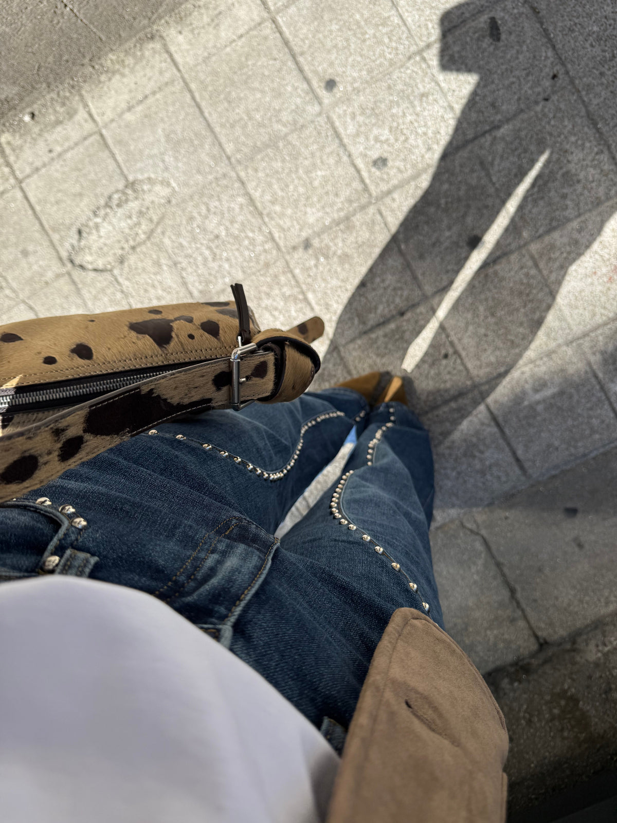 Jeans de pierna ancha con estoperoles, quinta vista