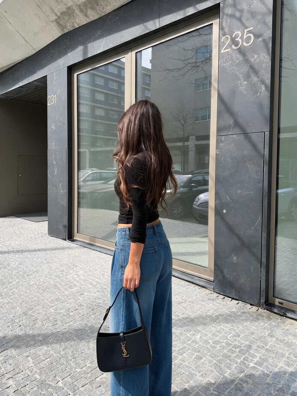 Jeans de tiro alto y pierna ancha, vista trasera