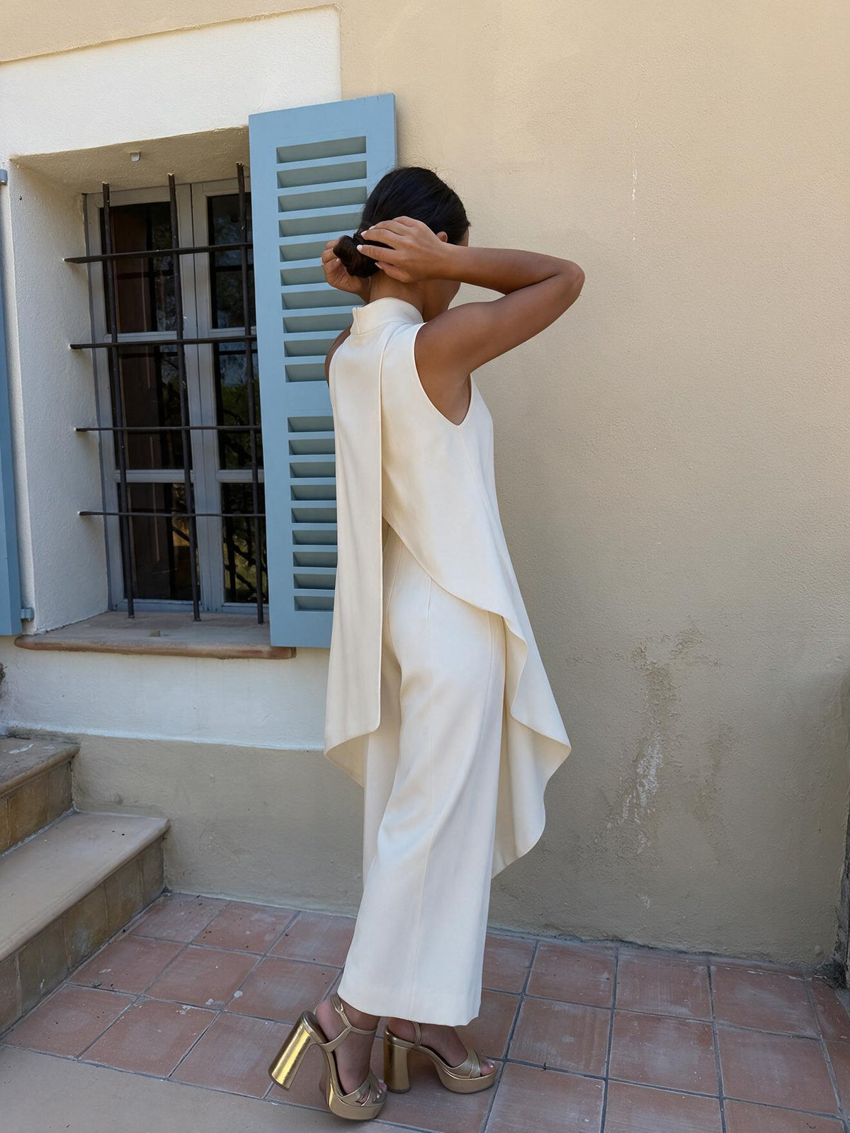 Jumpsuit largo de línea elegante, color blanco, vista trasera