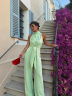 Jumpsuit largo de pierna ancha con cintura marcada, color verde claro, vista frontal