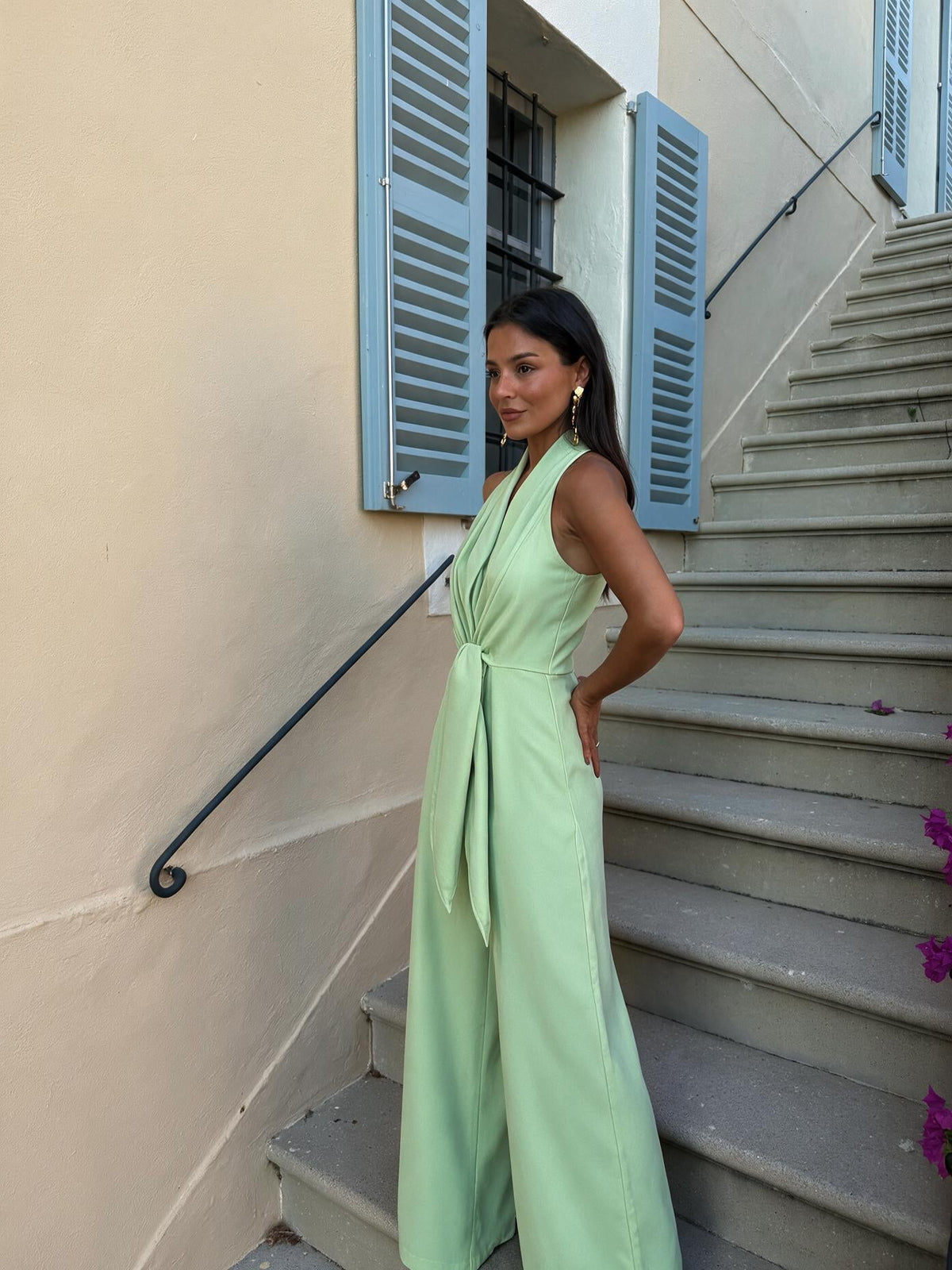 Jumpsuit largo de pierna ancha con cintura marcada, color verde claro, vista lateral