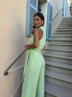 Jumpsuit largo de pierna ancha con cintura marcada, color verde claro, vista trasera