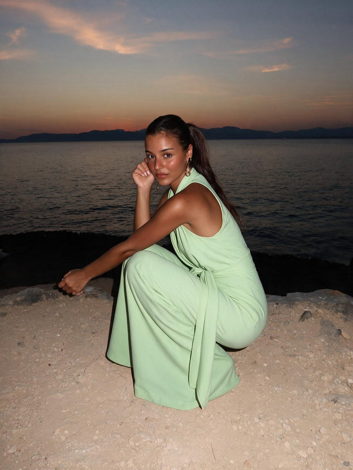 Jumpsuit largo de pierna ancha con cintura marcada, color verde claro, cuarta vista