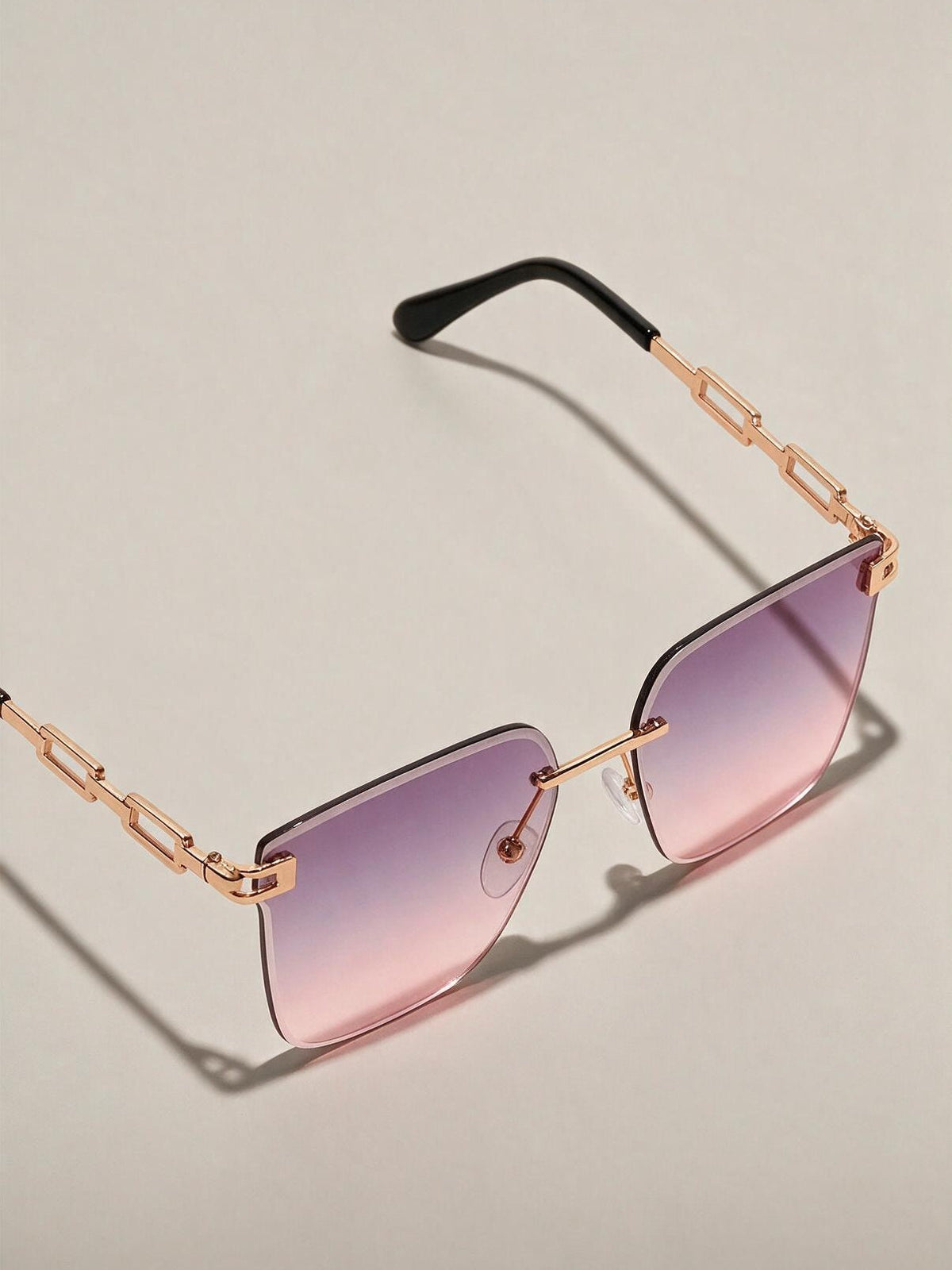 Lentes de sol con micas degradadas, color gris rosado, vista frontal