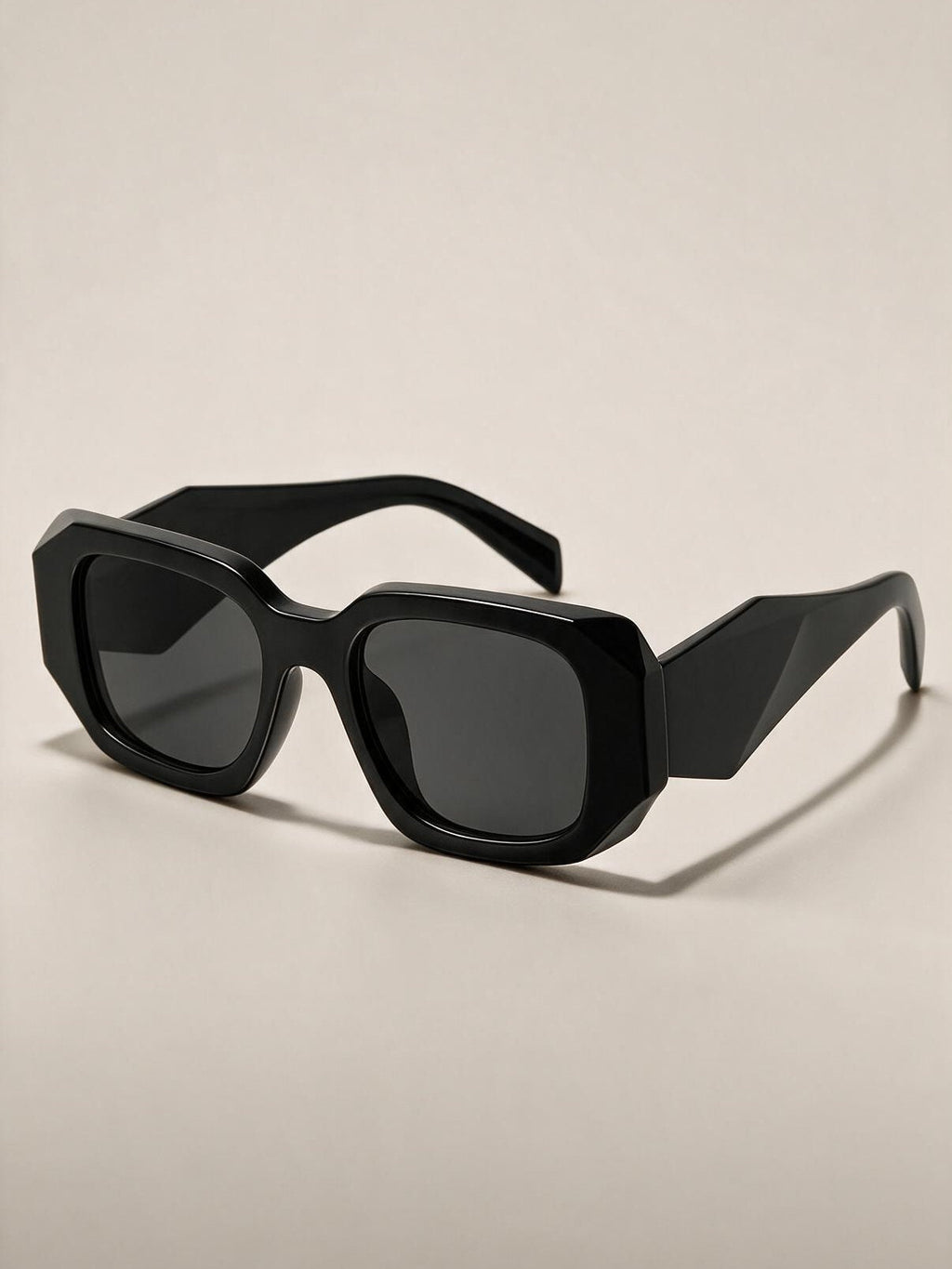 Lentes de sol de armazón ancho, color negro, vista frontal