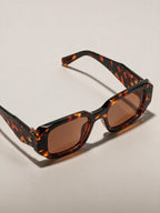 Lentes de sol de armazón ancho, color carey, vista frontal