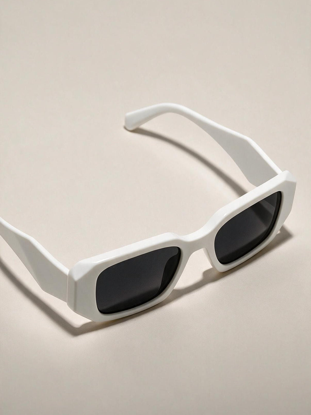 Lentes de sol de armazón ancho, color blanco, vista frontal