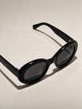 Lentes de sol de armazón clásico, color negro, vista frontal