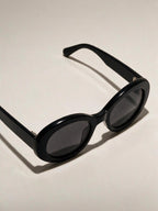 Lentes de sol de armazón clásico, color negro, vista frontal