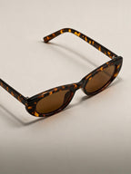 Lentes de sol de armazón cuadrado, color carey, vista frontal