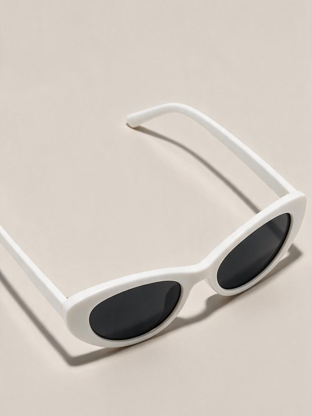 Lentes de sol de armazón cuadrado, color blanco, vista frontal
